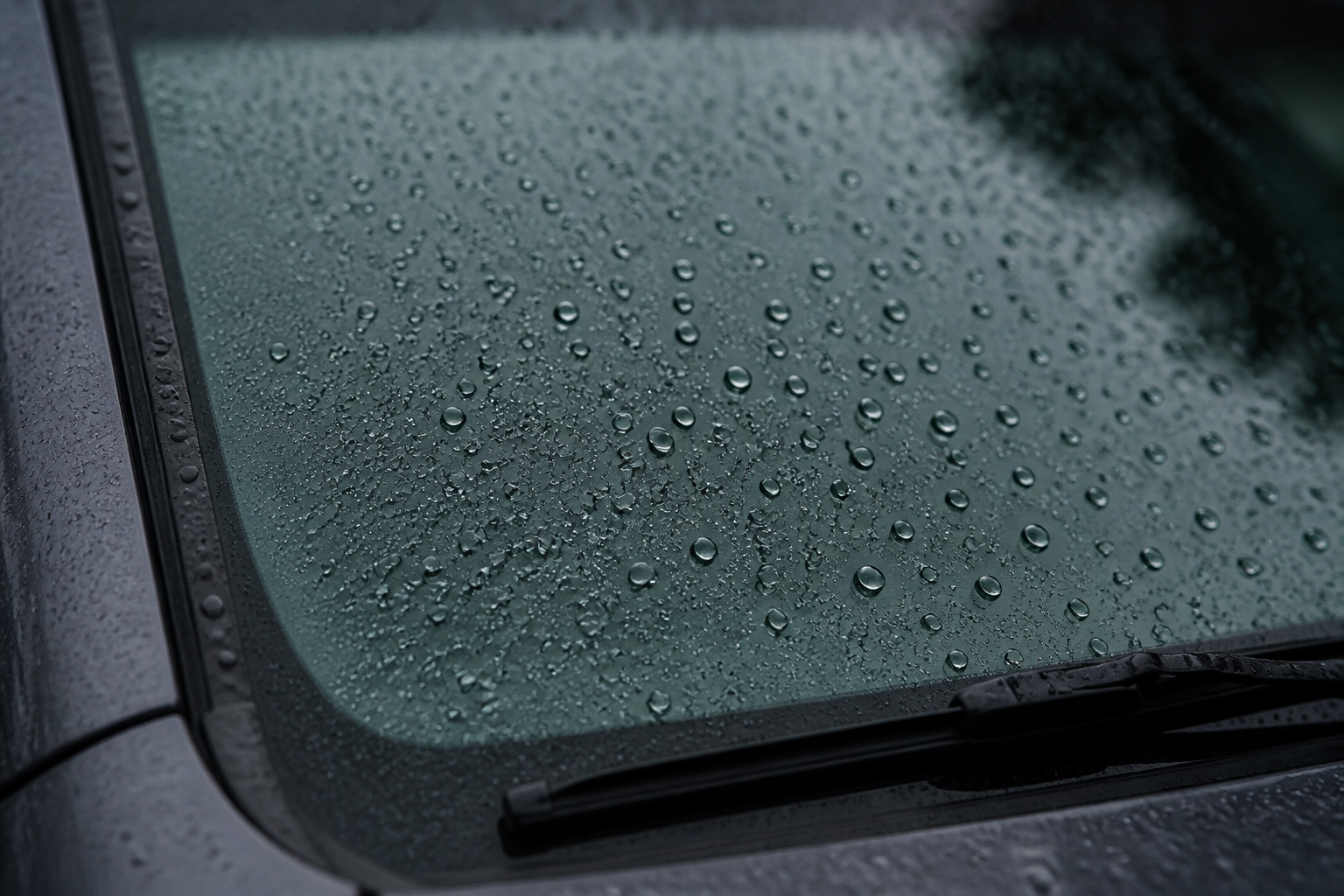 Keramikversiegelung Glas – bessere Sicht bei Regen durch Abperleffekt
